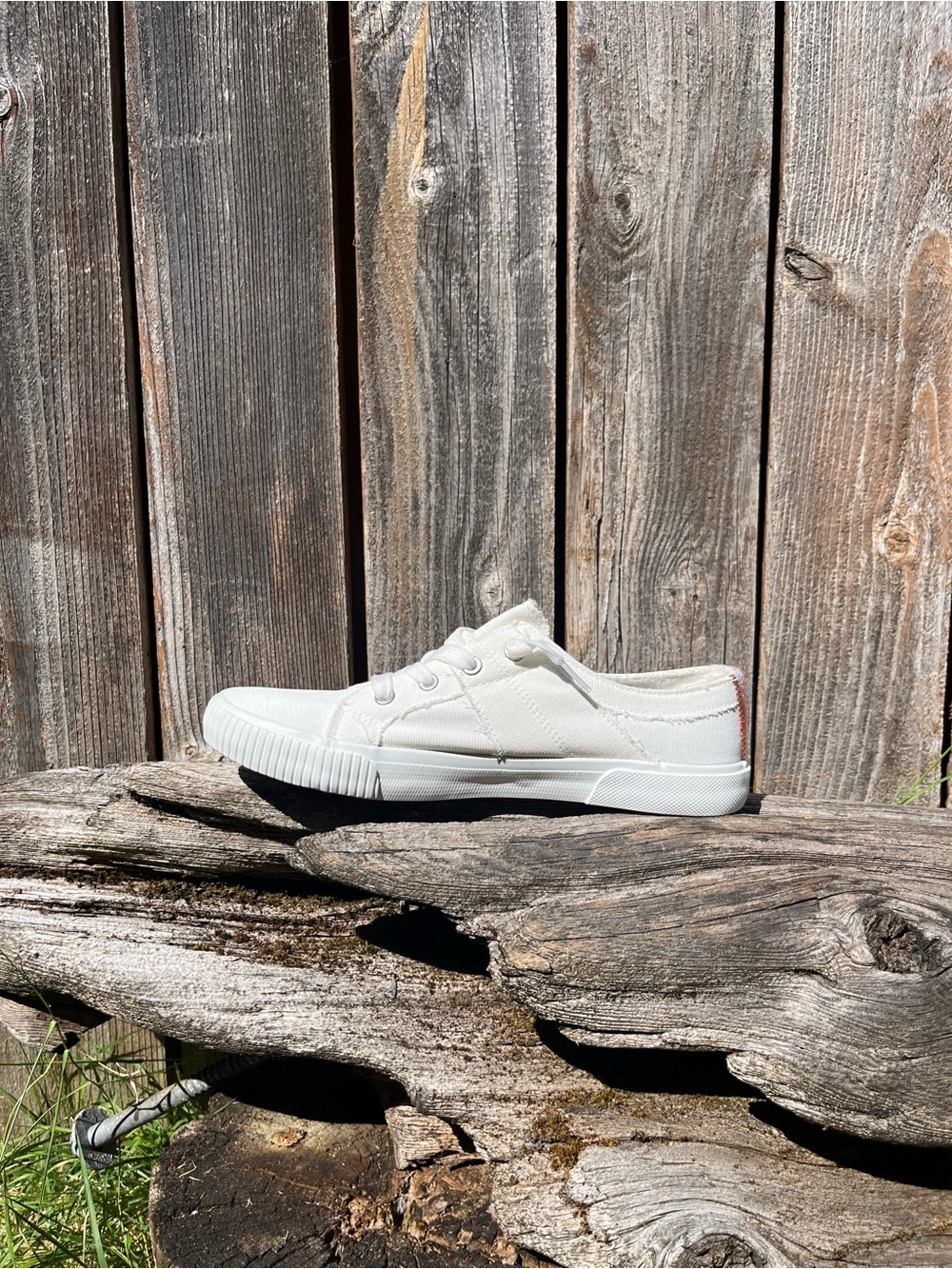 Tommy Bahama White Canvas Slip-On low top Sneakers size 7.5